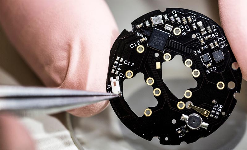 MMT разрабатывает гибридные смарт-часы с солнечной батареей
